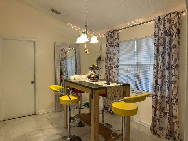 Building Photo - 3 bedroom, 2 bathroom home in Palm Bay wit...