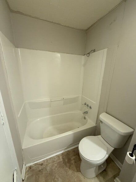 Building Photo - 6915 Salge Dr