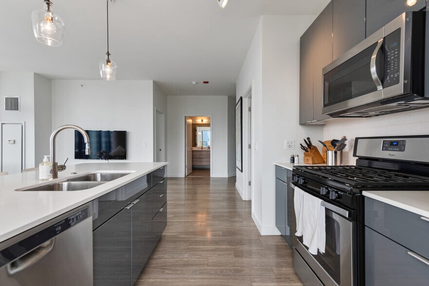 Building Photo - 823 N Clark St