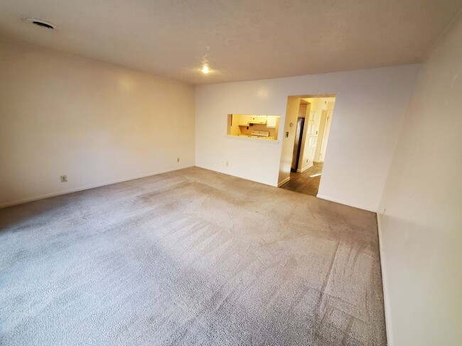 Building Photo - Nice 2 bedroom town home