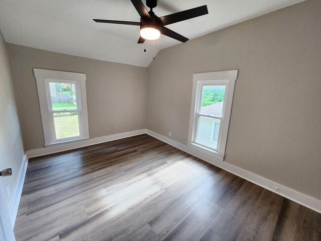 Building Photo - Spacious 5-Bedroom, 2-Bathroom Home AVAILA...