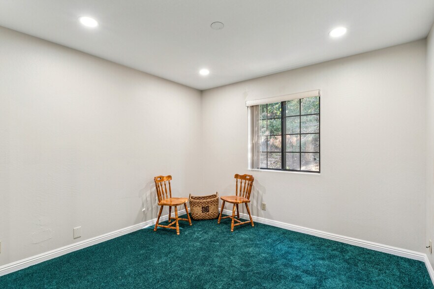 Building Photo - 965 Sandalwood Dr