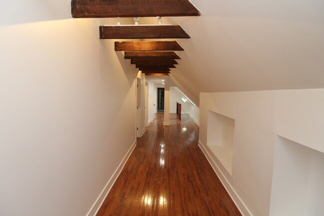 Building Photo - 1362 N Bosworth Ave