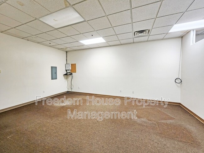 Building Photo - 1231 E Basin Ave
