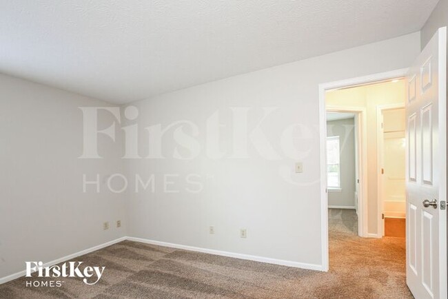 Building Photo - 557 E Pine Ridge Dr