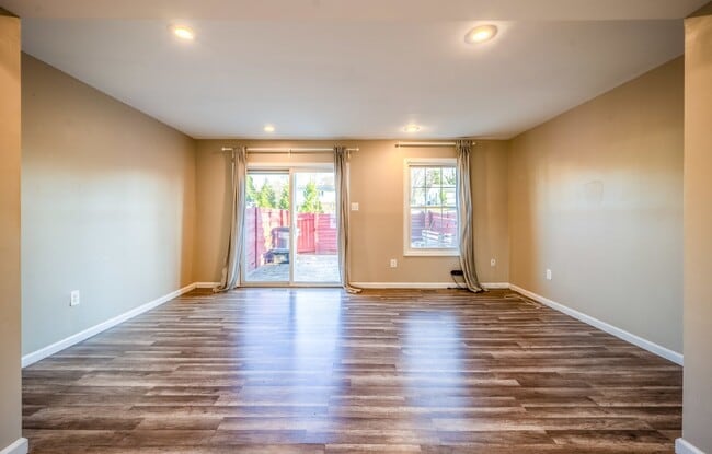 Building Photo - Spacious 3-Level Townhouse with Finished Basement and Fenced Patio
