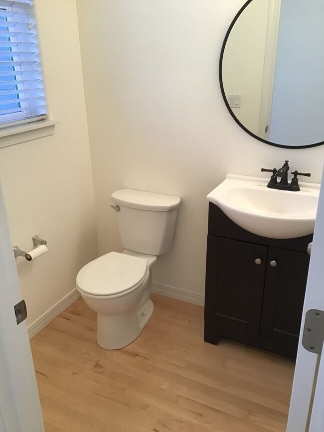 Building Photo - 2 Story Townhouse in Bend