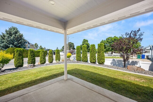 Building Photo - Spacious Valley Duplex Available Now!