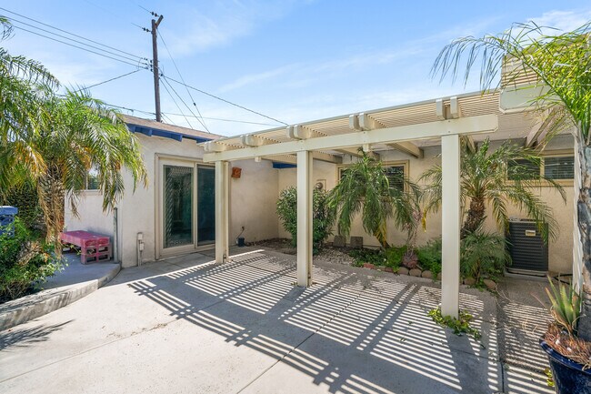 Building Photo - 7055 Avenida Leon