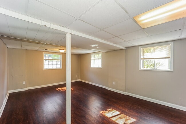 Building Photo - 3840 Benchmark Dr