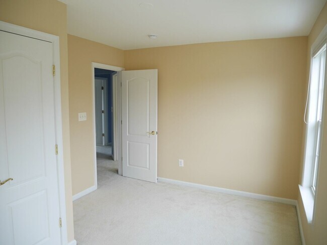 Building Photo - 5 Bedroom 2.5 Bathroom Home- Located in Fi...