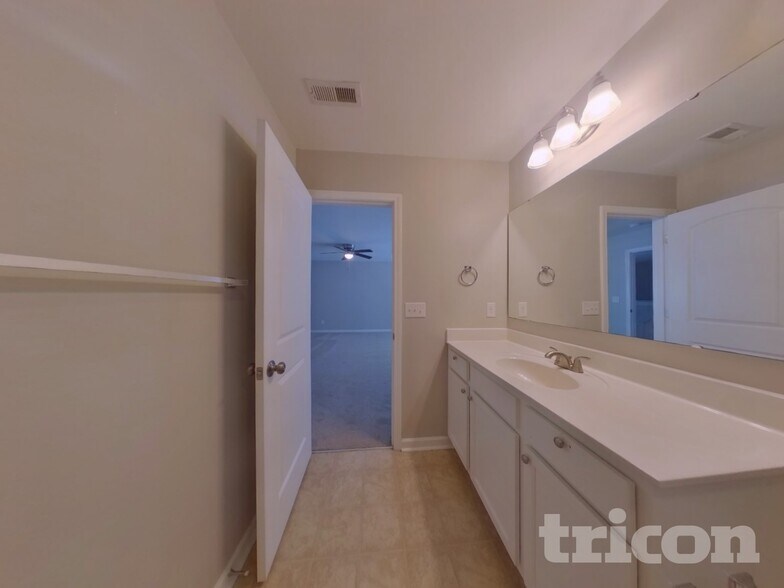 Building Photo - 2480 Marthas Ridge Dr