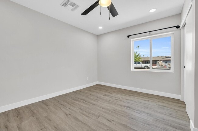 Building Photo - 6 BED/4 BATH Complete remodel with backyard pool & bar