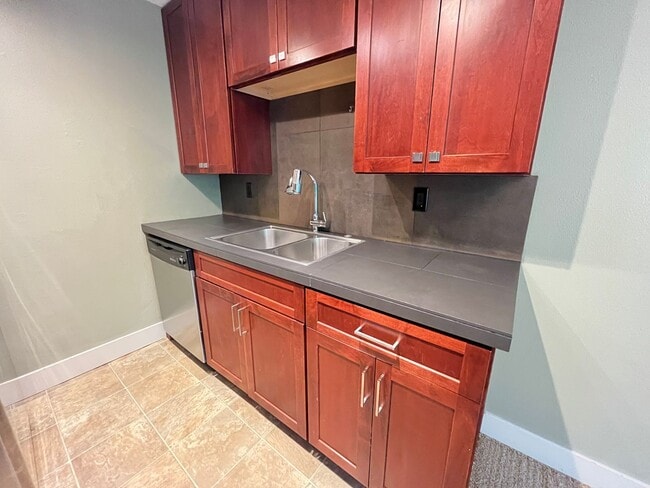 Building Photo - Lovely Private 2Bed + 1Bath Westmoreland Condo!! Secured Entry Building & Parking!