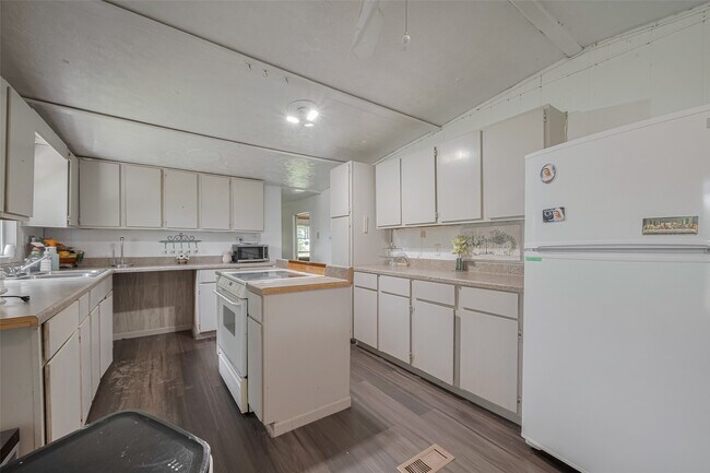 Building Photo - 2316 Green Meadows Dr