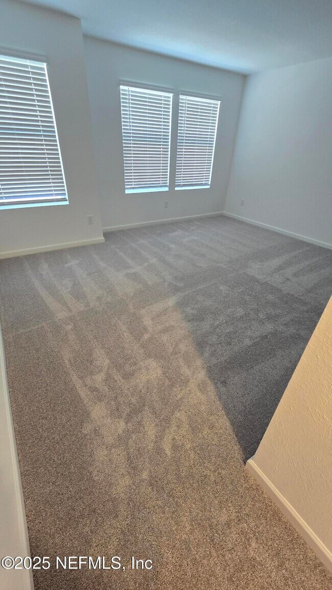Building Photo - 653 Holly Lks Dr