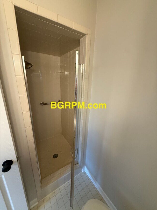 Building Photo - 3 Bed 2 Bath