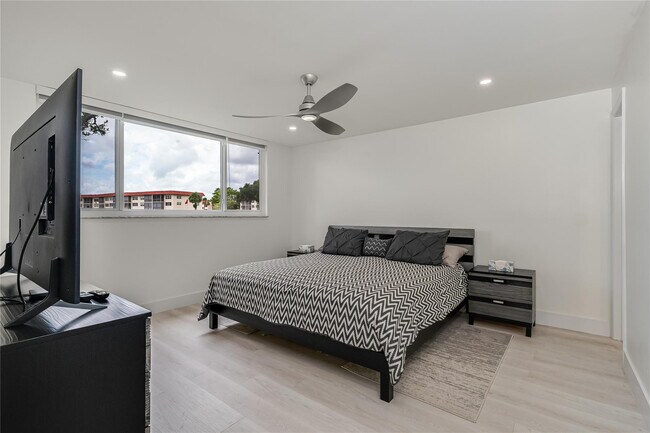 Building Photo - 411 S Hollybrook Dr