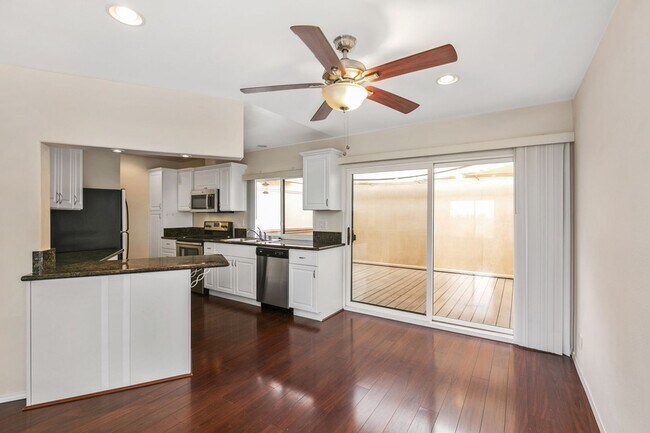 Building Photo - Woodlands South - La Jolla Townhome