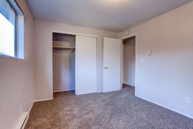 Building Photo - Remodeled 2x1 unit Ground level unit!