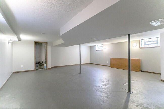 Building Photo - Updated 5 bedroom 2 bath single family house