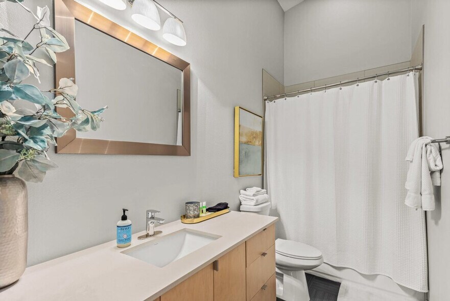 Building Photo - 352 W 5th St