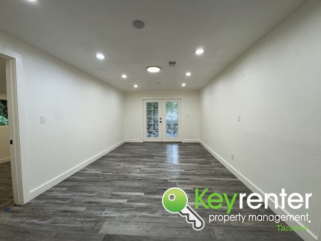 Building Photo - Fully Renovated 4-Bedroom Home with in Lak...