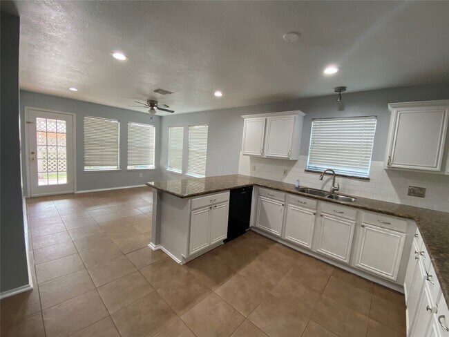 Building Photo - 7022 Leaders Crossing Dr