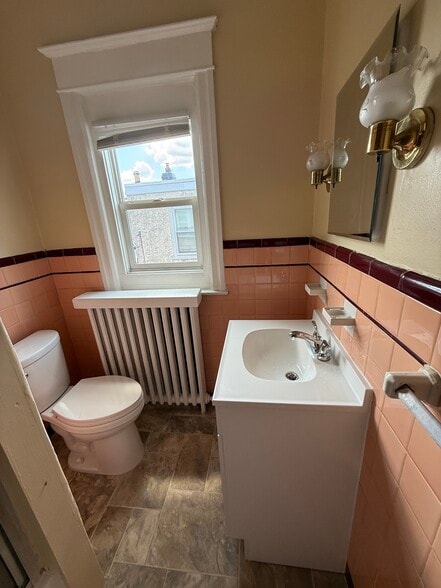 BATHROOM - 425 N Simpson St