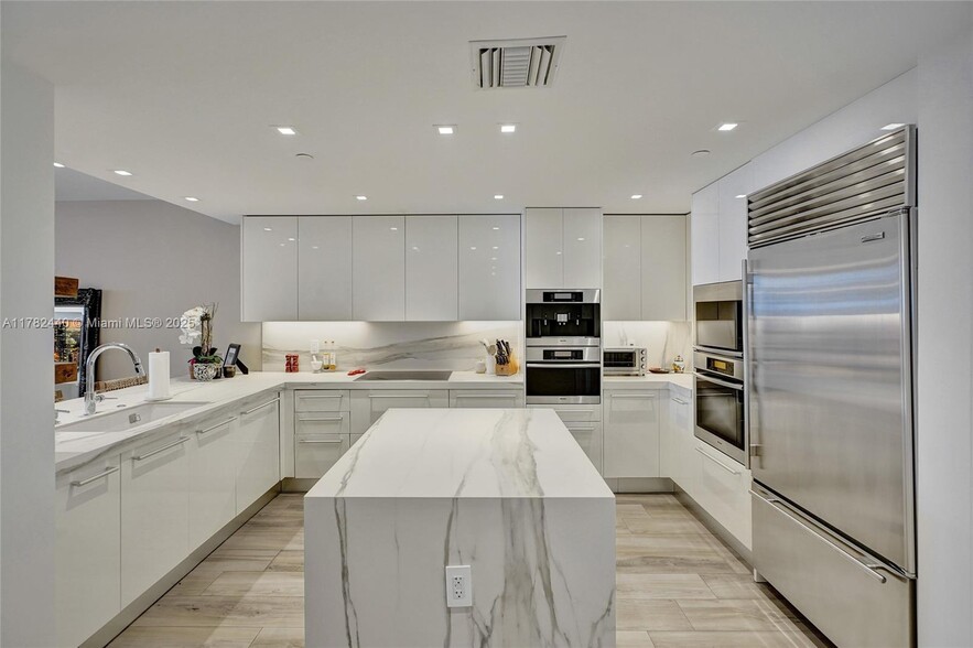 Building Photo - 17121 Collins Ave