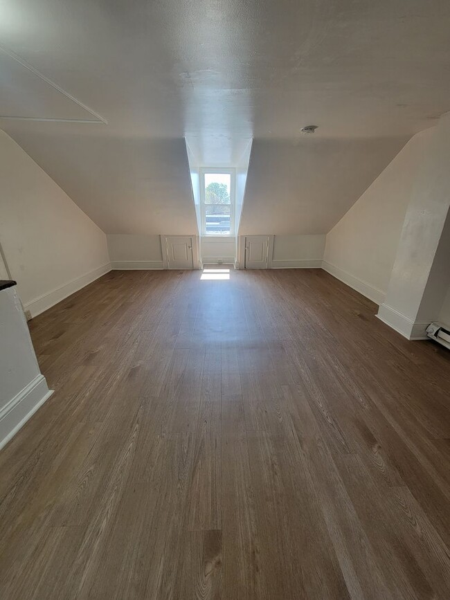 Building Photo - 4 Bedroom Home in Lancaster City