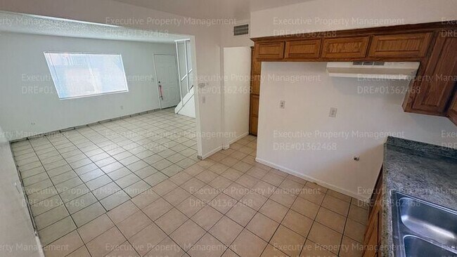 Building Photo - 2 bedroom 1.5 bathroom townhome