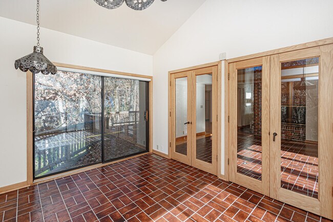 Building Photo - 1424 Bradford Dr