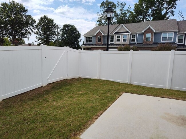 Building Photo - Charming End Unit Townhome located in the ...