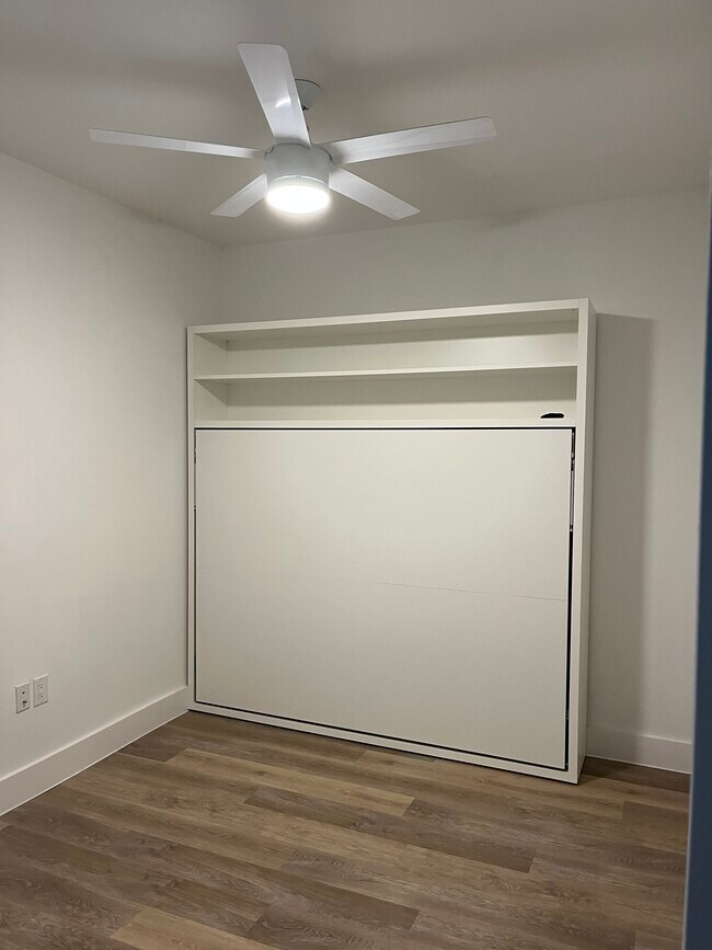 Building Photo - 2709 E 5th St