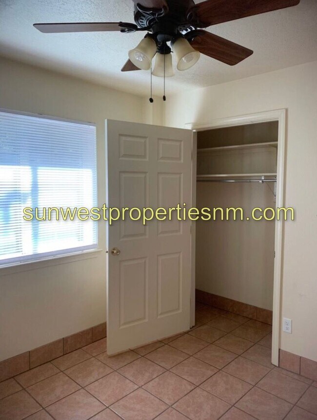 Building Photo - 820 Vine Ave