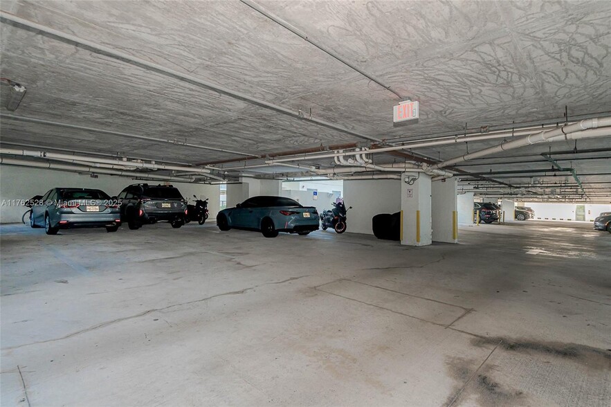 Building Photo - 1401 Bay Rd