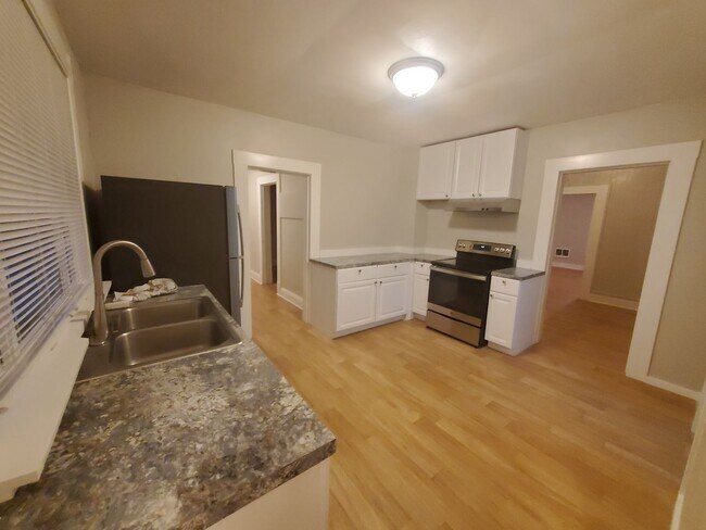 Building Photo - ** Charming 2 Story *Newly Renovated***