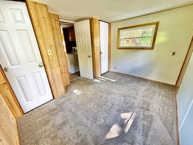 Building Photo - 27 Lynnbrook Ave