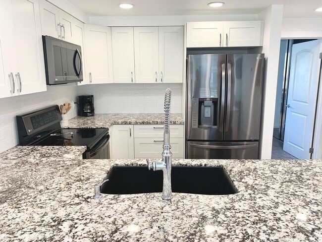 Building Photo - Fully Furnished Luxury Unit