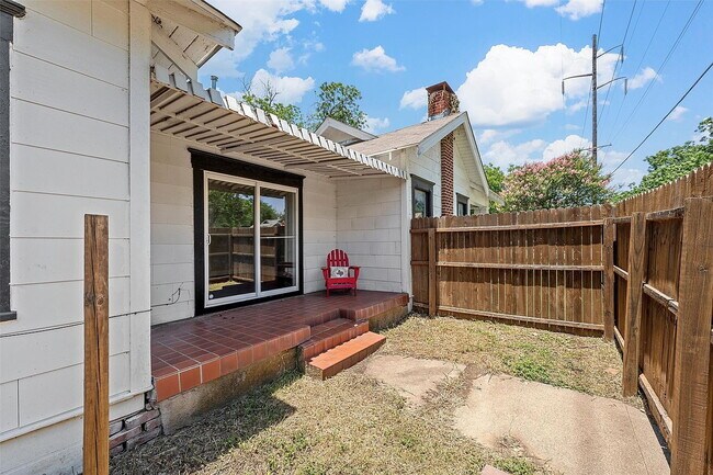 Building Photo - Charming 1924 Corner-Lot Home with Original Character and Modern Comforts