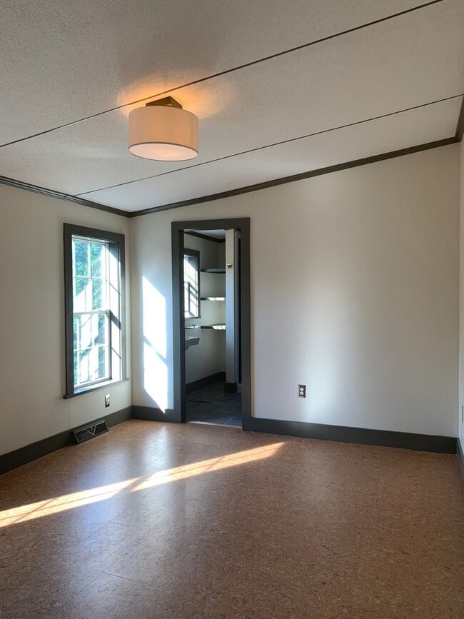 Building Photo - Beautiful Renovated House on Private Count...