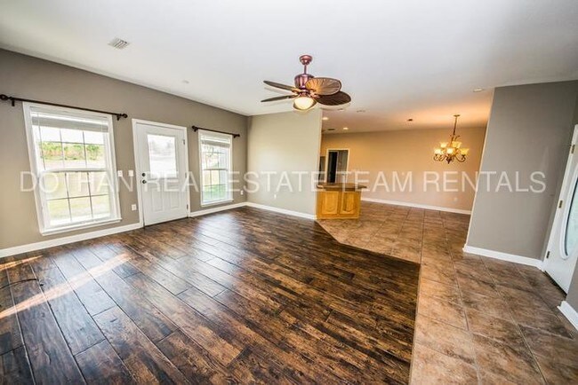 Building Photo - Country Living!