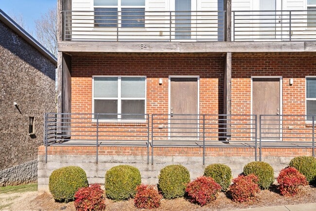 Building Photo - Large 2 Bedroom Condo For Rent Near Downtown Clarksville!