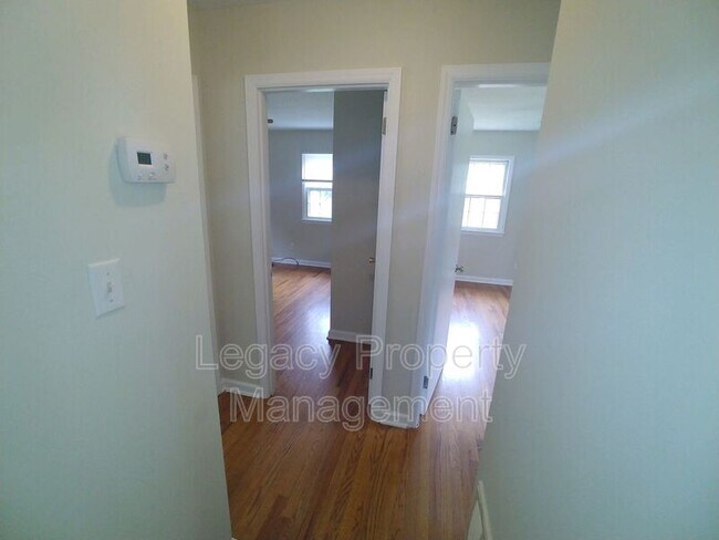 Building Photo - 2712 Woodbury Dr