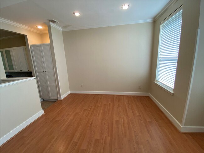 Building Photo - 735 Arlington St