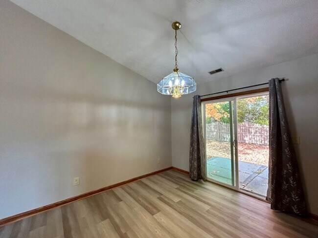 Building Photo - Stunning 3 Bedroom/2 Bath home in Pike Tow...