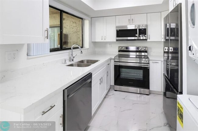 Building Photo - 2590 Coral Springs Dr
