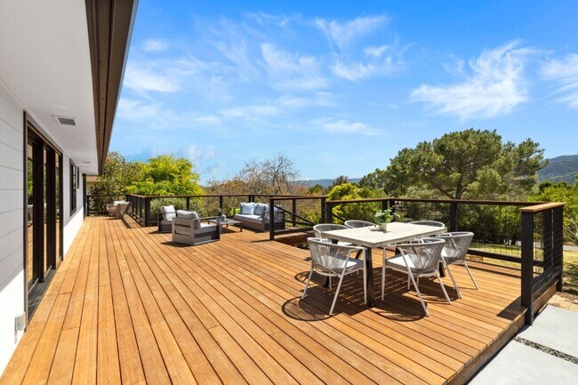 Building Photo - 810 W California Way