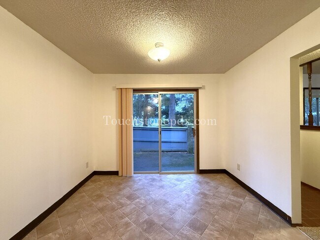 Building Photo - Cozy 2BD Apartment with Patio, East Portland